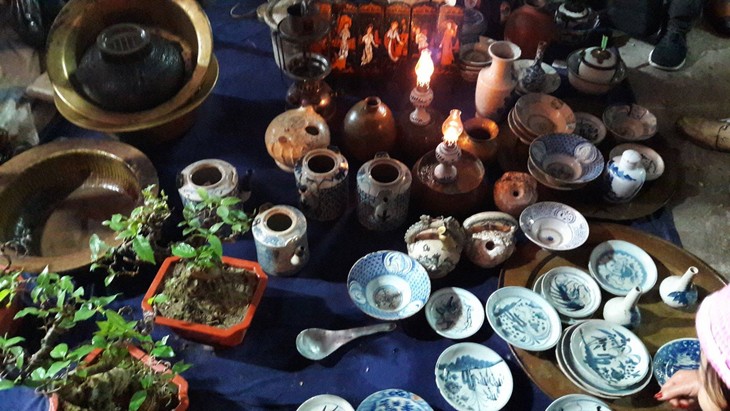 Buying luck at Vieng market - ảnh 2